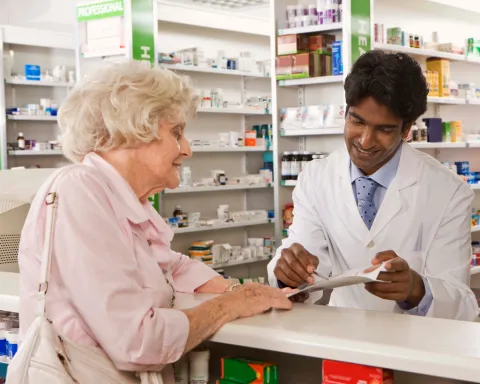 Image of pharmacist advising patient Image of pharmacist advising patient